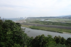 天神岬のキャンプ場での「楢葉キャンプ」。焚き火の脇で寝る