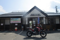 米沢から東根まで国道287号を走る。ここはJR米坂線の羽前小松駅