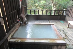 「栗駒山一周」で泊まった新湯温泉「くりこま荘」の木の露天風呂