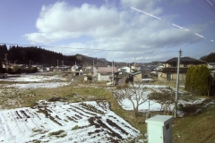 車窓を流れる雪景色