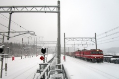 右はJR貨物の津軽海峡線、左は北海道新幹線