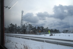 列車は北海道の雪原を行く