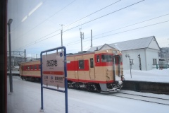 茂辺地駅で木古内行とすれ違う