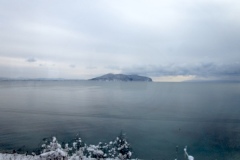 函館山が見えてくる。その向こうは下北半島