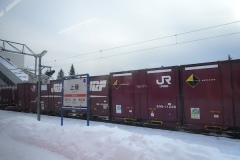 上磯駅で貨物列車とすれ違う