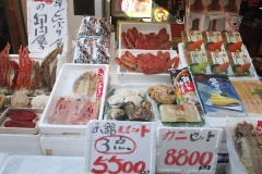 カニセットや貝セット、イクラ、数の子が並ぶ