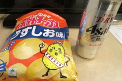 函館駅前の「東横イン」に泊まる。ポテトチップスで缶ビールを飲む