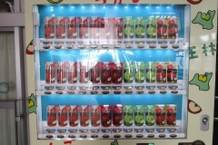 弘前駅の自販機。「ふじ」や「つがる」、「王林」など果汁100％のリンゴジュースが並ぶ。さすが「リンゴ王国！」