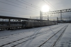 雪の弘前駅。弘南鉄道の黒石行の電車が見える