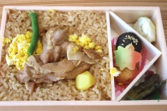 「花善」の「鶏めし弁当」を食べる