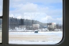 秋田行、発車。車窓を流れる雪景色