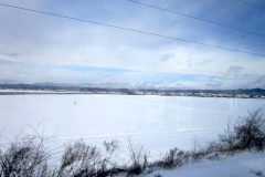 秋田平野の雪原を行く