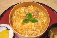 「秋田比内地鶏の親子丼」を食べる