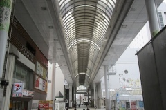 秋田の駅前通りを歩く