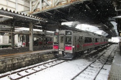 秋田駅を出発。羽越本線の羽後本荘行に乗る