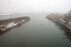 雄物川の河口を渡る