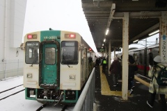 左側の車両は由利高原鉄道