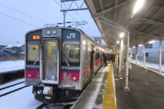 羽後本荘駅を出発。酒田行の2両編成の電車