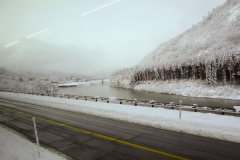 車窓から見る国道49号と阿賀野川