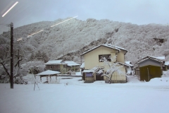 雪にすっぽりと埋まった日出谷駅