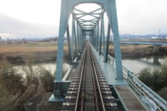 阿武隈川を渡る