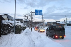 雪の野辺地を歩く