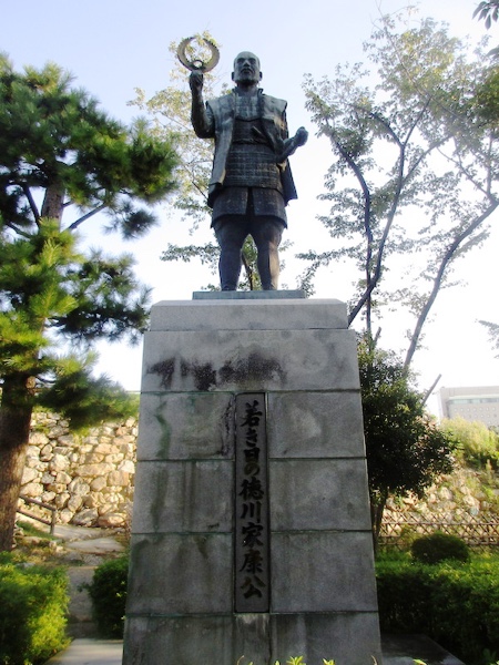 浜松城の徳川家康像