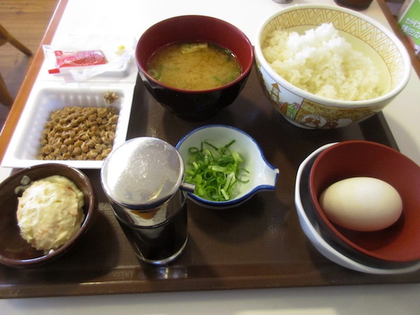 「すき家」の「納豆定食」を食べる