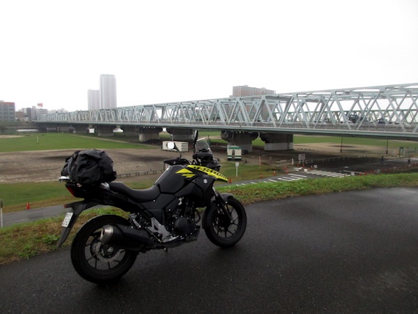 江戸川にかかる市川橋。対岸は千葉県の市川