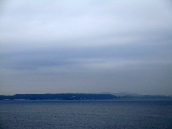 富津岬の展望台から浦賀水道対岸の観音崎を見る
