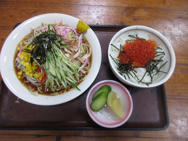 太海海岸の食堂「まるよ」で「冷やし中華」と「イクラ丼」を食べる