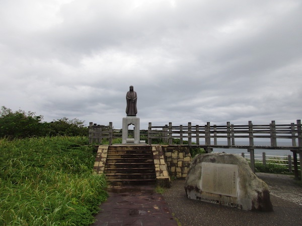 八幡岬の「於萬の方」の像