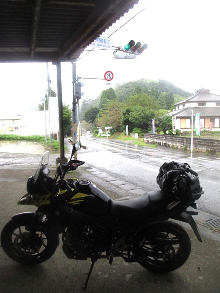 勝浦から国道297号で大多喜へ。土砂降りの雨…。ちょっと雨宿り