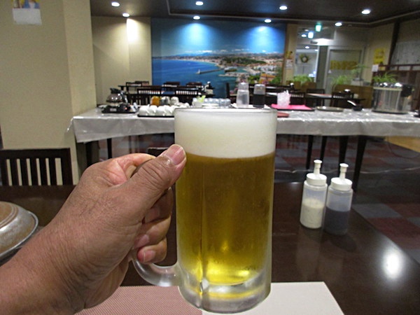飯岡温泉「潮騒ホテル」の夕食。まずは生ビールを飲み干す