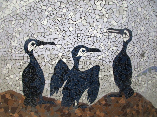 伊師浜海岸のトイレに描かれた鵜の壁画。鵜の岬は日本で唯一、許された海鵜の捕獲場所。ここの海鵜が日本各地の鵜飼に使われる