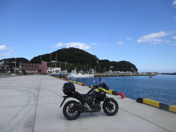 江名漁港から合磯岬を見る