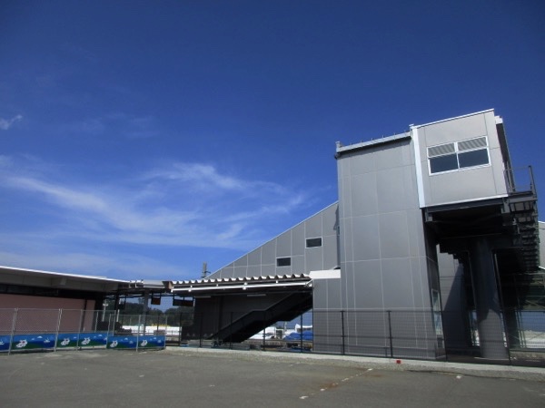 JR常磐線の富岡駅。新しい駅舎が完成間近