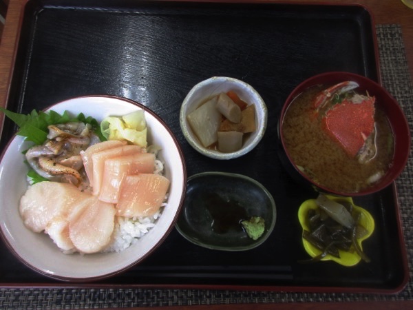 「洸洋」の「ホタテ丼」。「カニ汁」つき