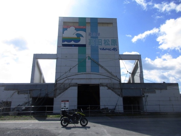 宮城県から岩手県に入った。陸前高田の道の駅「高田松原」跡。ここは震災遺構で残される