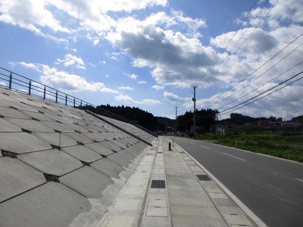 広田半島に入っていく。ここは広田漁港。巨大な防潮堤が完成している