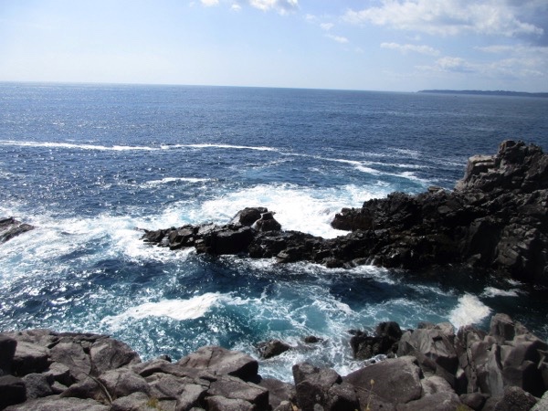 広田半島最南端の広田崎の海。三陸海岸の海は抜けるような青さ！