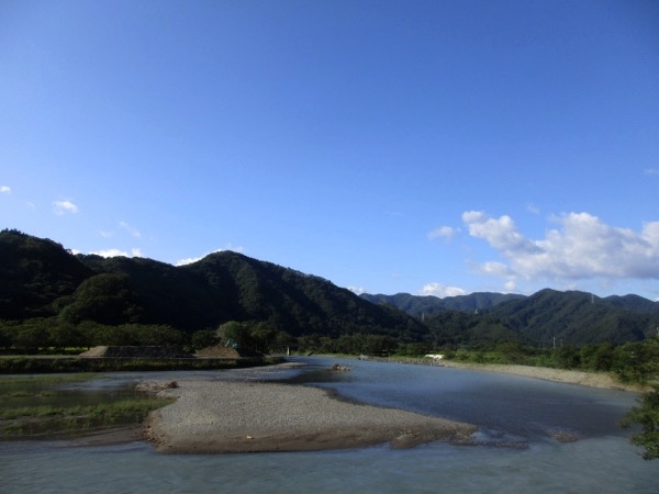 閉伊川の流れに沿っていく