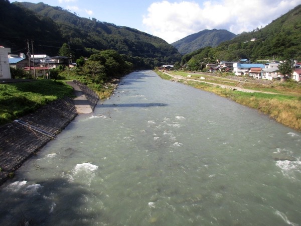 川井を流れる閉伊川