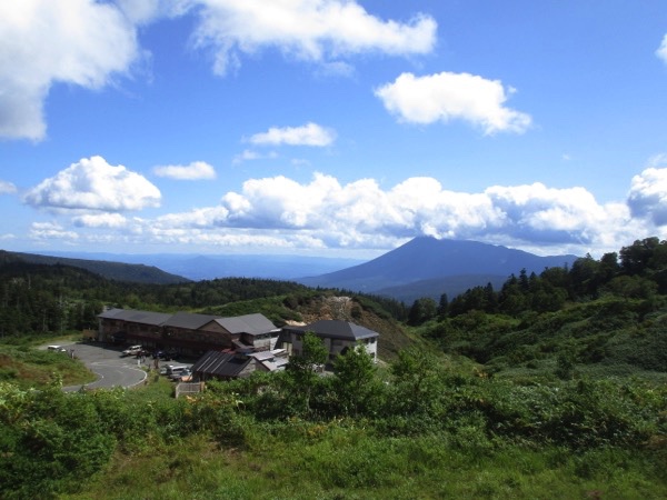 藤七温泉を見下ろす。岩手山も見えている