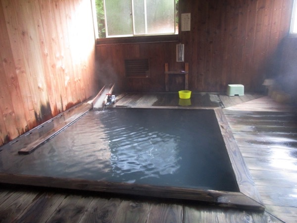 大深温泉の湯に入る。熱い湯!