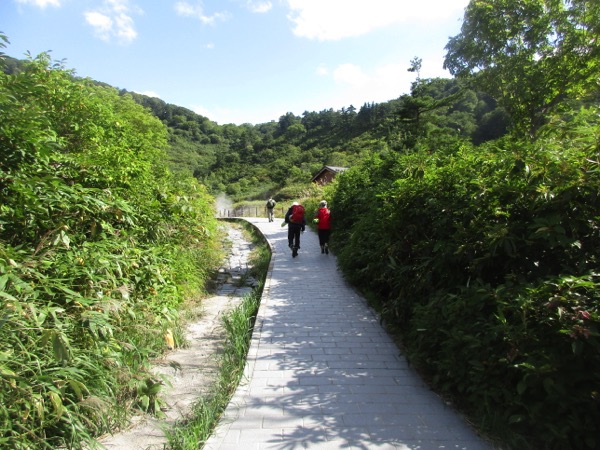 玉川温泉の遊歩道を歩く