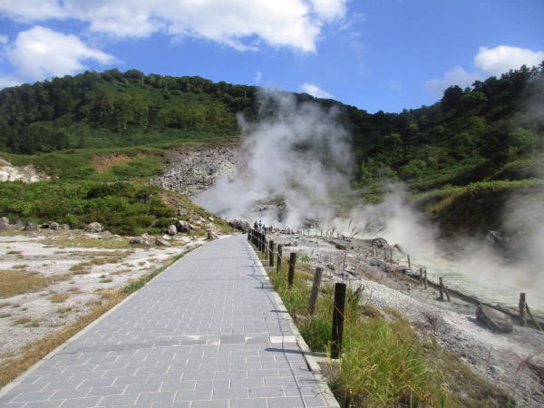 玉川温泉の湯畑沿いの道