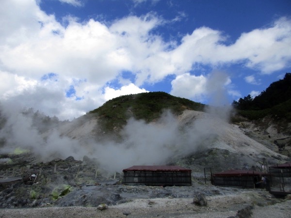 あちこちで湯けむりの立ちのぼる玉川温泉