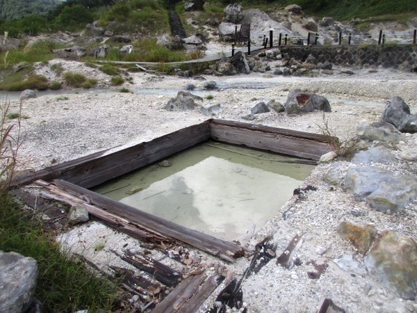 玉川温泉の無料湯の混浴露天風呂は今は入れない。残念