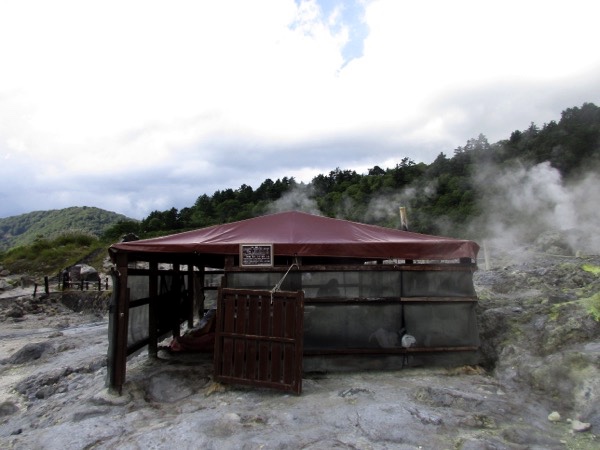 大勢の人たちが岩盤浴をしている湯小屋